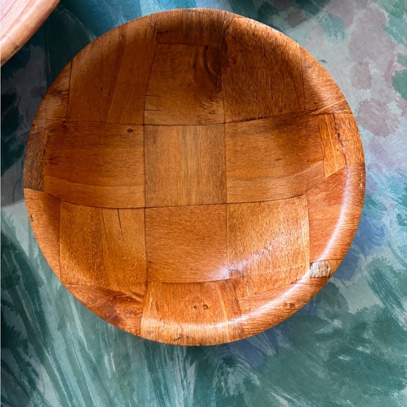 1970’s Weaved Wood 14” Salad Bowl with 4 - 8” bowls - Picture 10 of 11